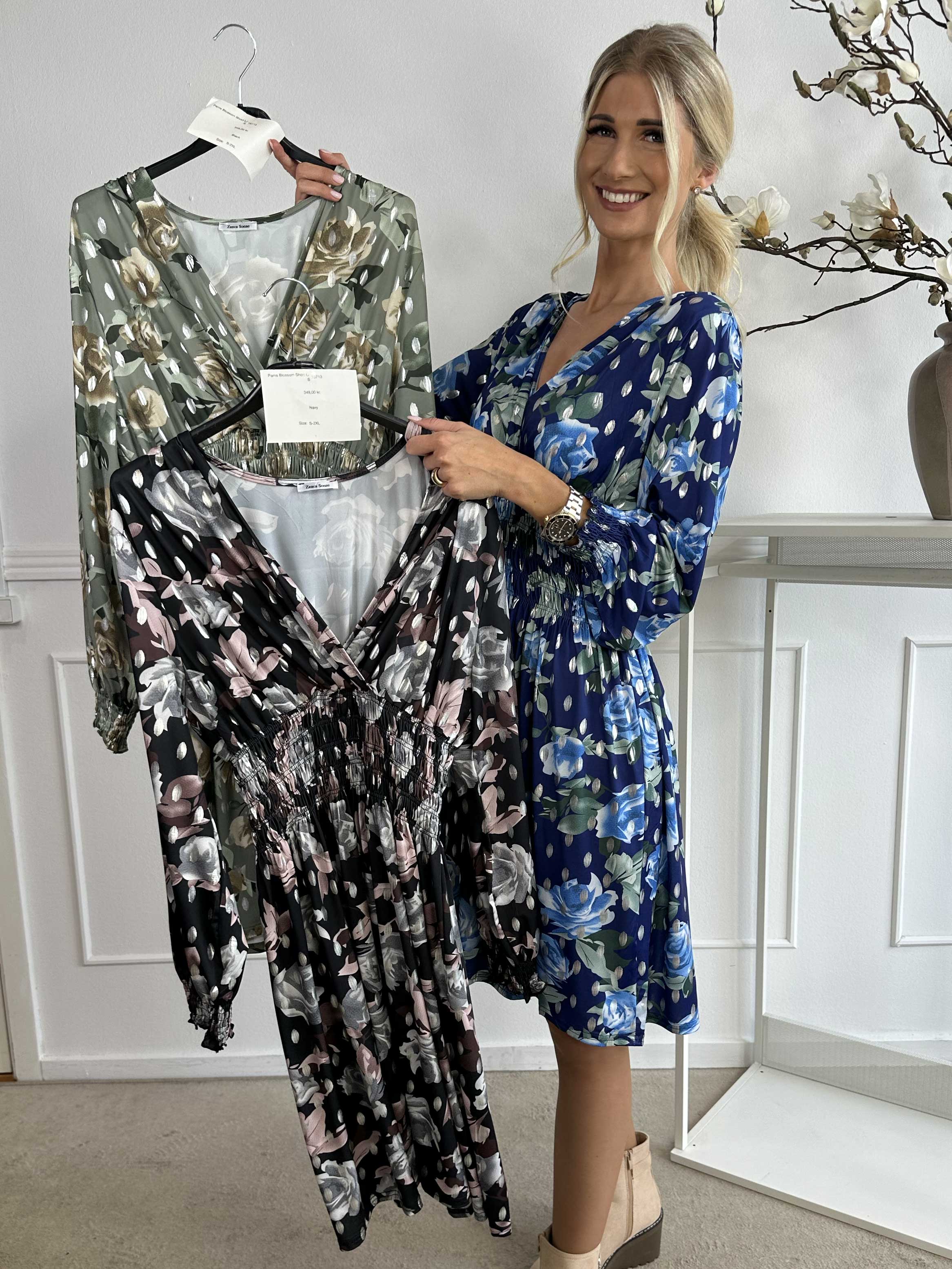 Pams Blossom Short L/S - Elastisk kjole i krølfrit stof med sølv detaljer